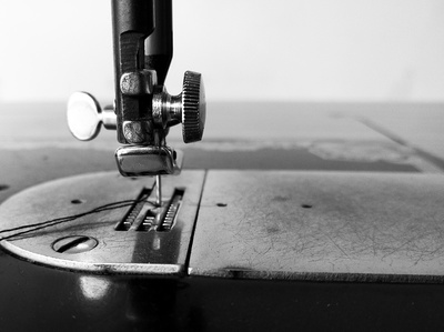 縫紉機(jī)的年代 時(shí)光的針腳與工業(yè)的詩意